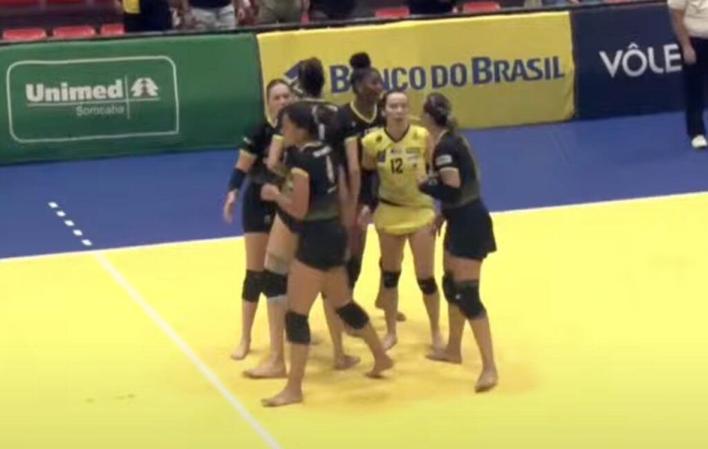 Schieramento libero (in battuta), piedi scalzi e niente velo: le nuove regole FIVB 2025-2028